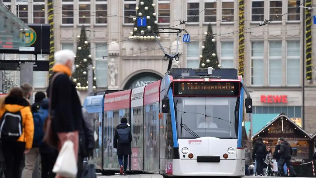 Eine-Strassenbahn-faehrt-durch-Erfurt