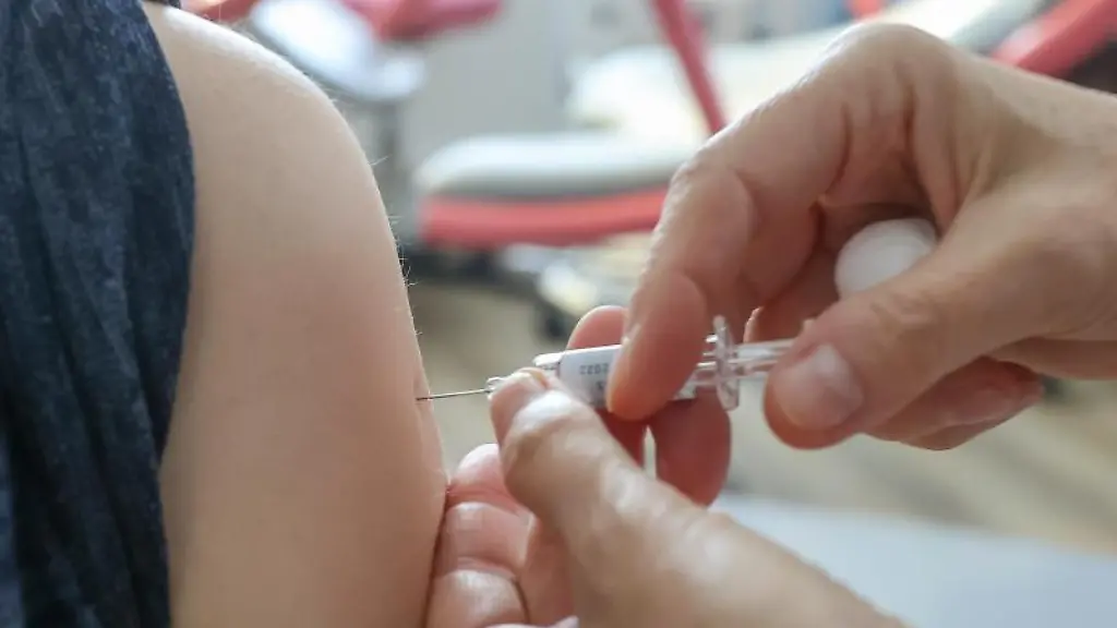 Eine-Aerztin-impft-eine-Frau-gegen-die-Grippe