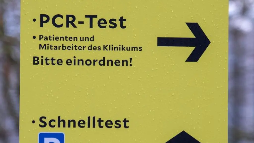 Ein-Schild-mit-dem-Schriftzug-Corona-Testzentrum