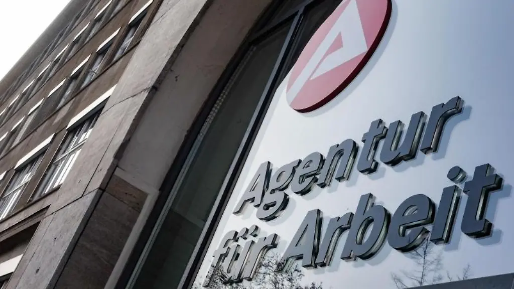 Agentur-fuer-Arbeit-haengt-ueber-dem-Eingang-der-Bundesagentur