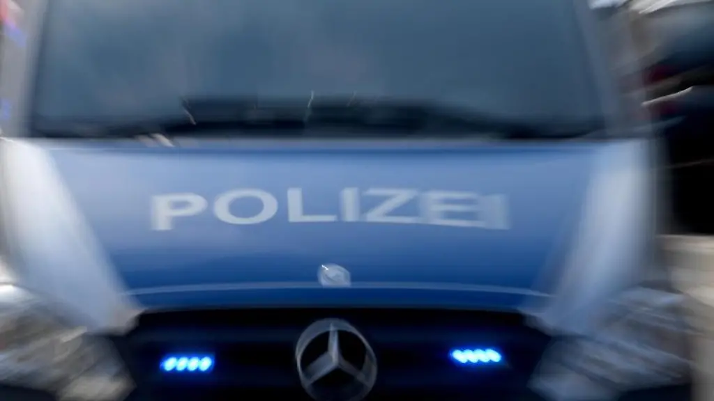 Ein-Polizeiwagen-mit-eingeschaltetem-Blaulicht