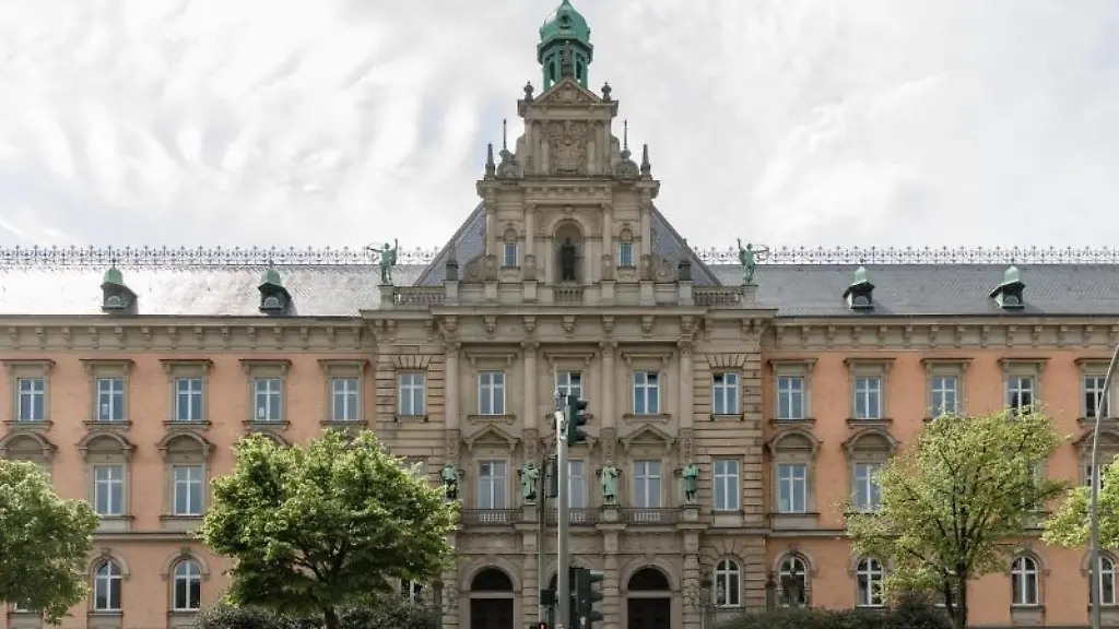 Blick-auf-das-Ziviljustizgebaeude-des-Landgerichts-Hamburg