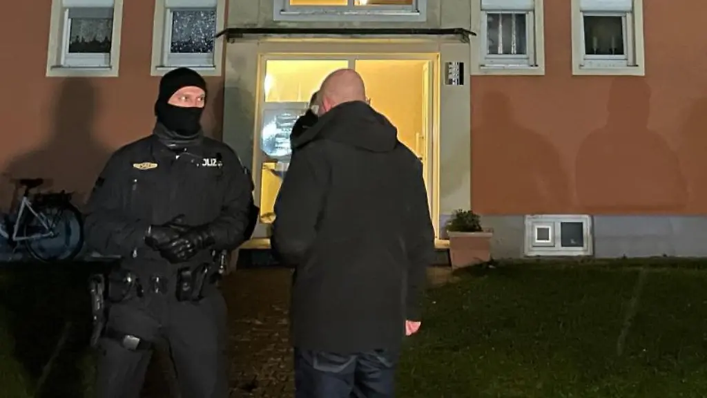 Einsatzkraefte-der-Polizei-stehen-vor-einem-Wohnhaus-in-Bad-Windsheim