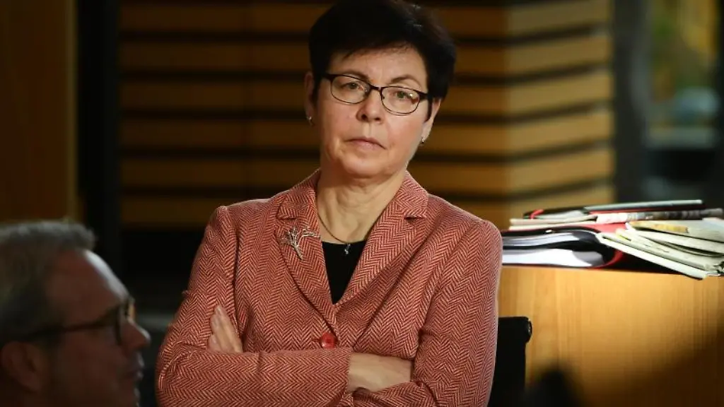 Heike-Taubert-Finanzministerin-von-Thueringen-sitzt-im-Plenarsaal-des-Thueringer-Landtags