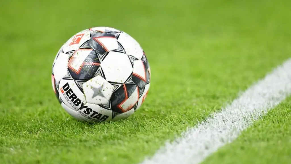 Ein-Fussball-liegt-auf-dem-Rasen