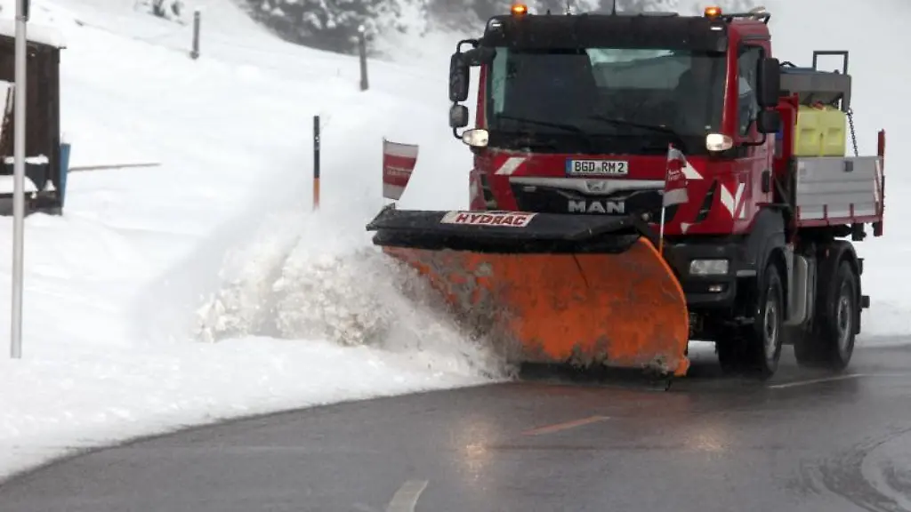 Ein-Schneeraeumfahrzeug-ist-auf-der-Strasse-unterwegs