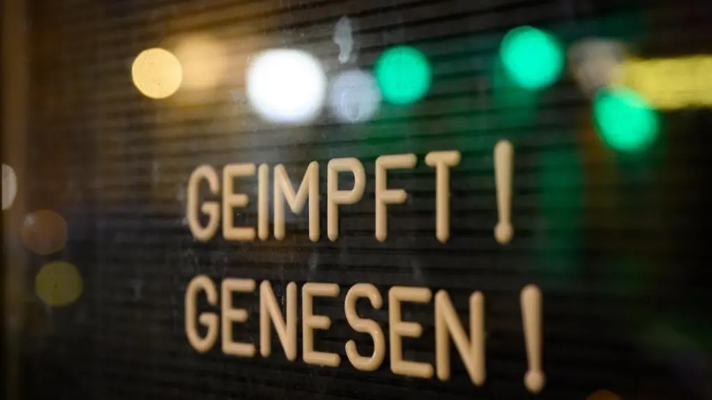 Ein-Schild-weist-auf-die-2G-Regel-hin