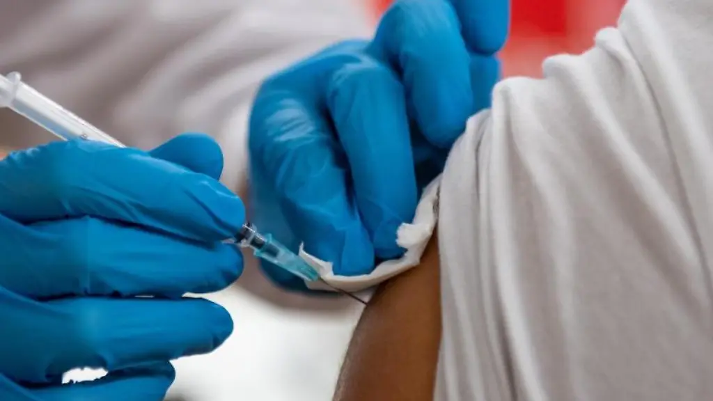 Eine-Aerztin-impft-einen-Mann-gegen-Corona