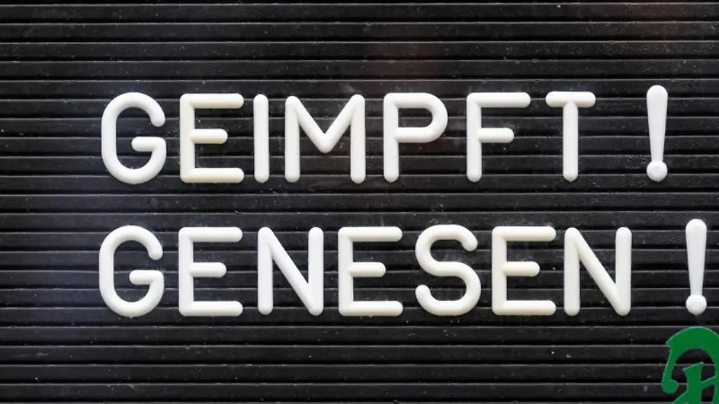 Geimpft-Genesen-steht-auf-einem-Schild-an-einer-Bar