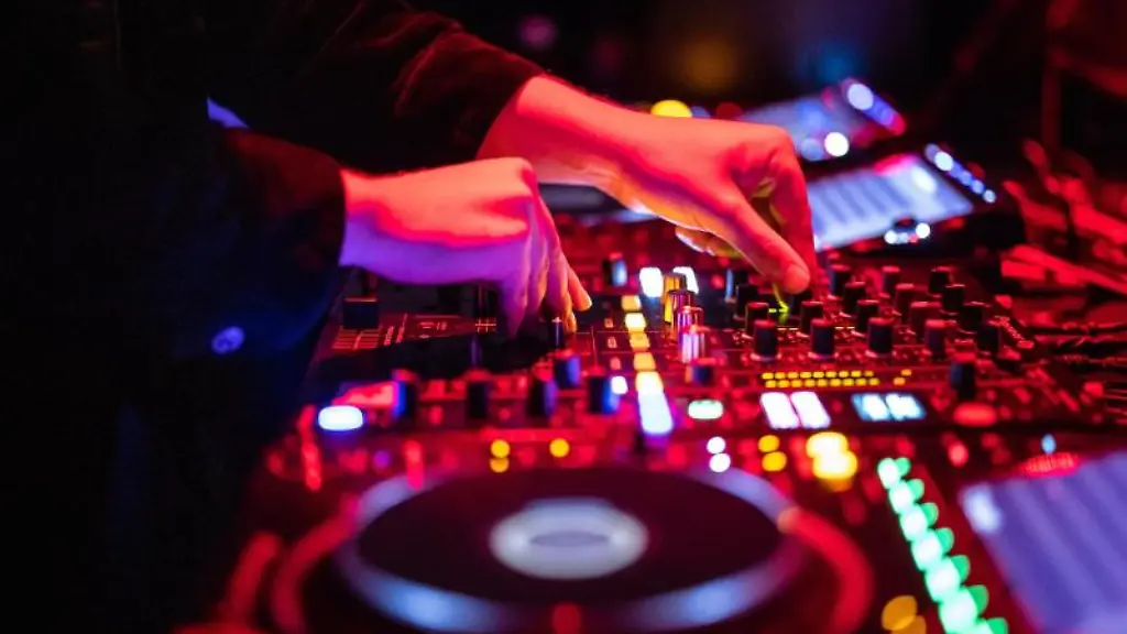 Ein-DJ-steht-in-einem-Club-am-Mischpult