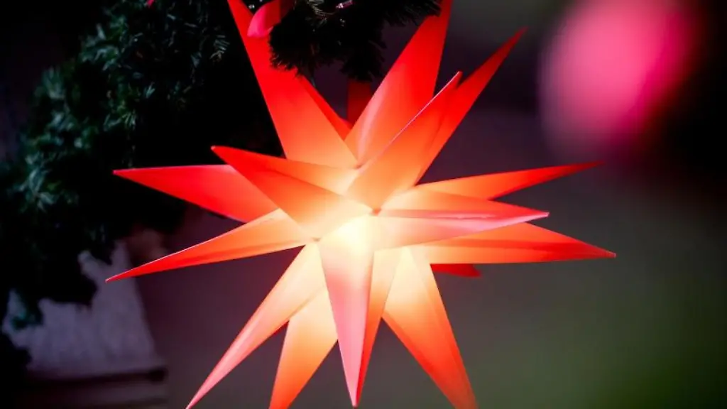 Ein-leuchtender-Stern-haengt-vor-einem-Hauseingang-in-der-Innenstadt