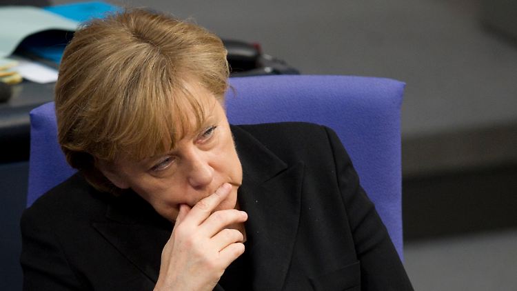 Merkel im Bundestag. Das Parlament gedachte mit einer Schweigeminute der Toten in Japan.