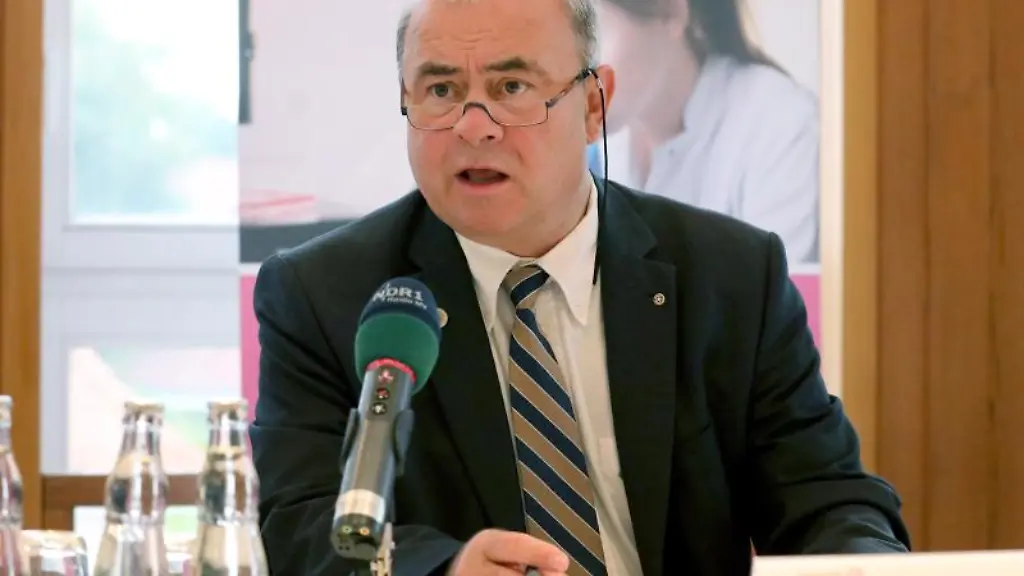 Emil-Reisinger-spricht-auf-einer-Pressekonferenz