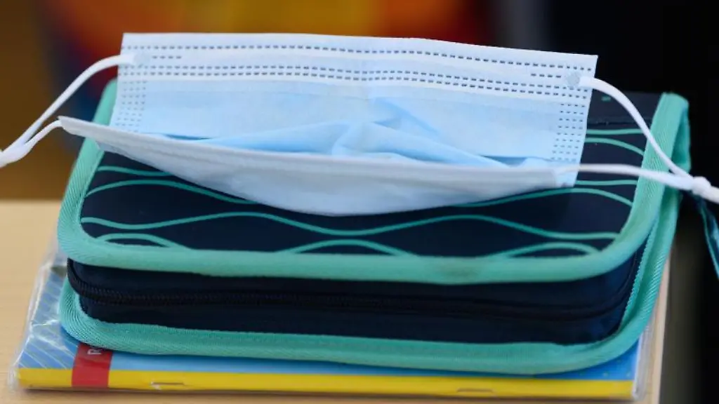 Eine-OP-Maske-liegt-in-einem-Klassenzimmer-auf-einem-Federmaeppchen