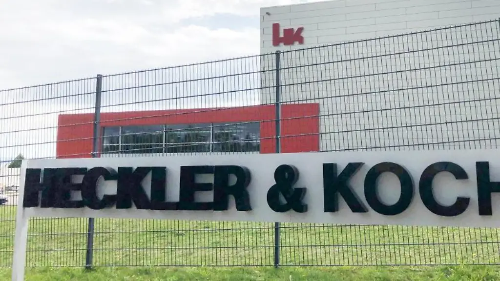 Am-Eingang-des-Waffenherstellers-Heckler-Koch-steht-ein-Schriftzug-mit-dem-Firmennamen