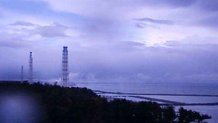 Das Bild einer Webcam vom 16.03.2011 des Energiekonzerns TEPCO zeigt Rauch über dem Atomkraftwerk Fukushima 1, der vom Wind über den Pazifik geweht wird.
