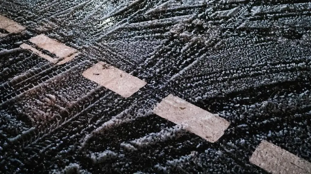 Tauender-Schnee-bedeckt-eine-Strasse