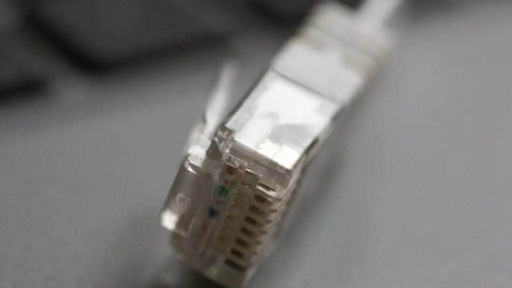 Ein-LAN-Kabel-liegt-auf-einem-Computerlaptop