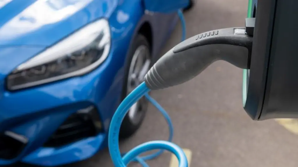 Ein-Elektroauto-laedt-auf-einem-Parkplatz