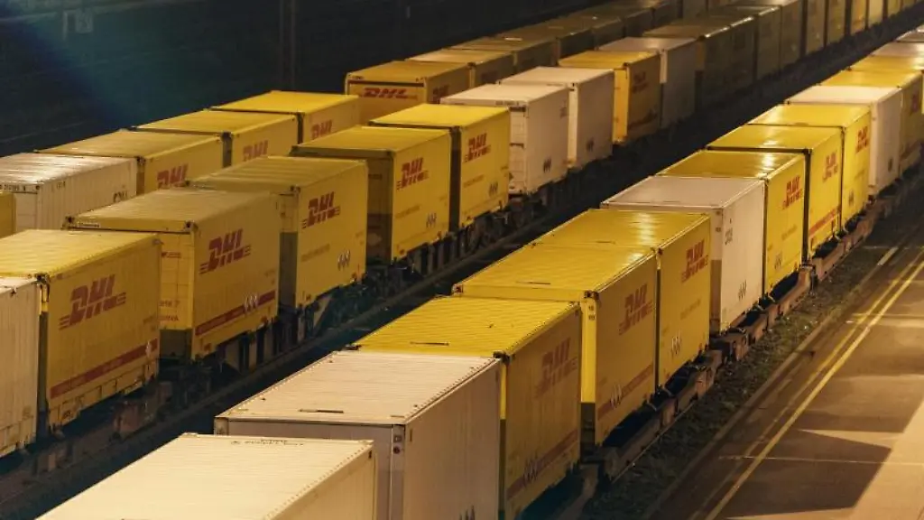 Container-von-Deutsche-Post-DHL-werden-von-Zuegen-auf-LKWs-verladen