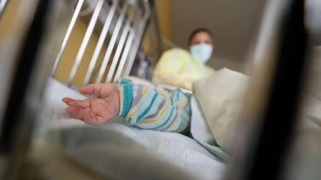 Ein-am-Respiratorischen-Synzytial-Virus-erkrankter-Patient-liegt-auf-der-Kinderstation