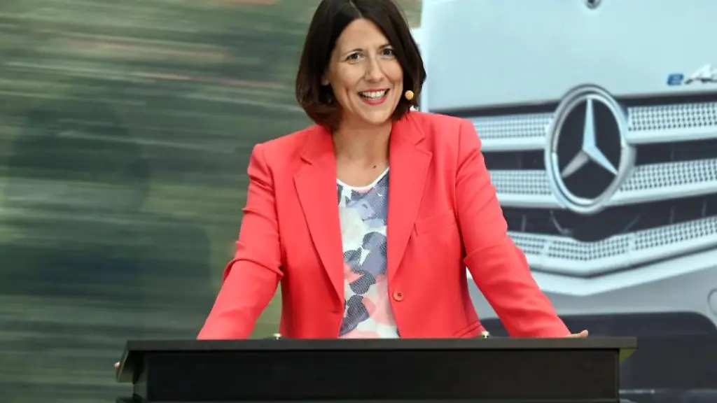 Daniela-Schmitt-FDP-rheinland-pfaelzische-Wirtschaftsministerin-spricht