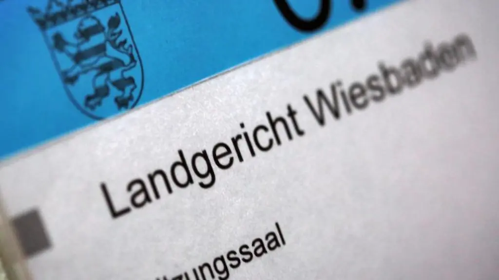 Eine-Hinweistafel-an-einem-Sitzungssaal-im-Landgericht-Wiesbaden