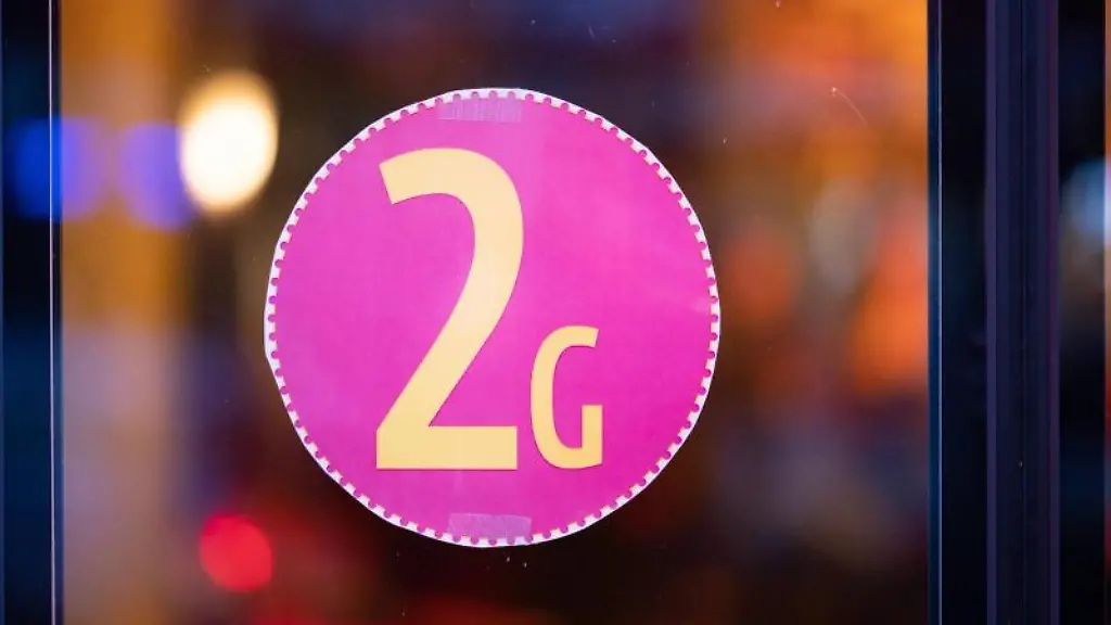 Ein-Aufkleber-an-einer-Glastuer-weist-auf-die-2G-Regel-hin