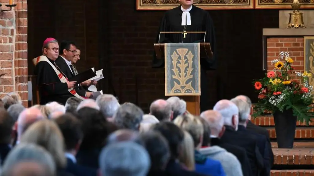 Thomas-Adomeit-Bischof-der-Ev-Lutherischen-Kirche-in-Oldenburg-spricht