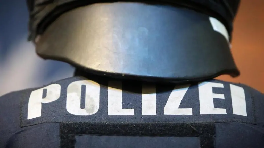 Ein-Polizeibeamter-in-Schutzkleidung