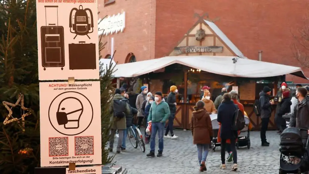 Ein-Schild-auf-dem-Lucia-Weihnachtsmarkt-weist-auf-die-Maskenpflicht-und-auf-Taschendiebe-hin