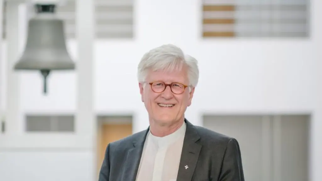 Heinrich-Bedford-Strohm-steht-im-Foyer-der-Evangelischen-Kirche-Deutschlands-EKD