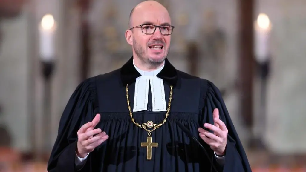Tobias-Bilz-evangelischer-Landesbischof-spricht-in-der-Frauenkirche