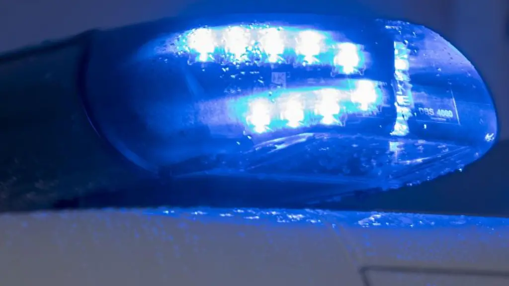 Ein-Blaulicht-leuchtet-auf-dem-Dach-eines-Polizeiwagens