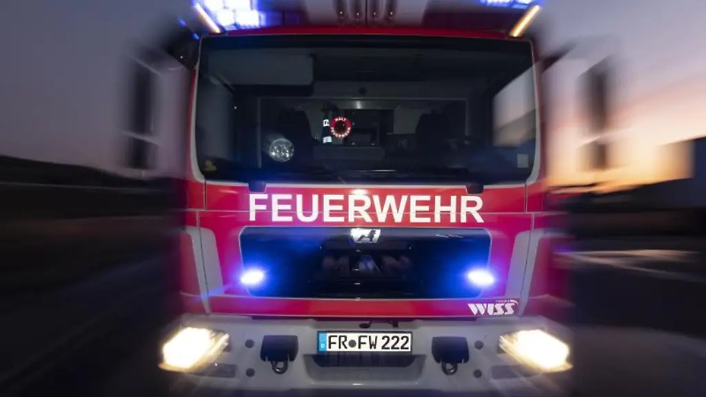 Ein-Feuerwehrfahrzeug-steht-mit-eingeschaltetem-Blaulicht-auf-einer-Strasse
