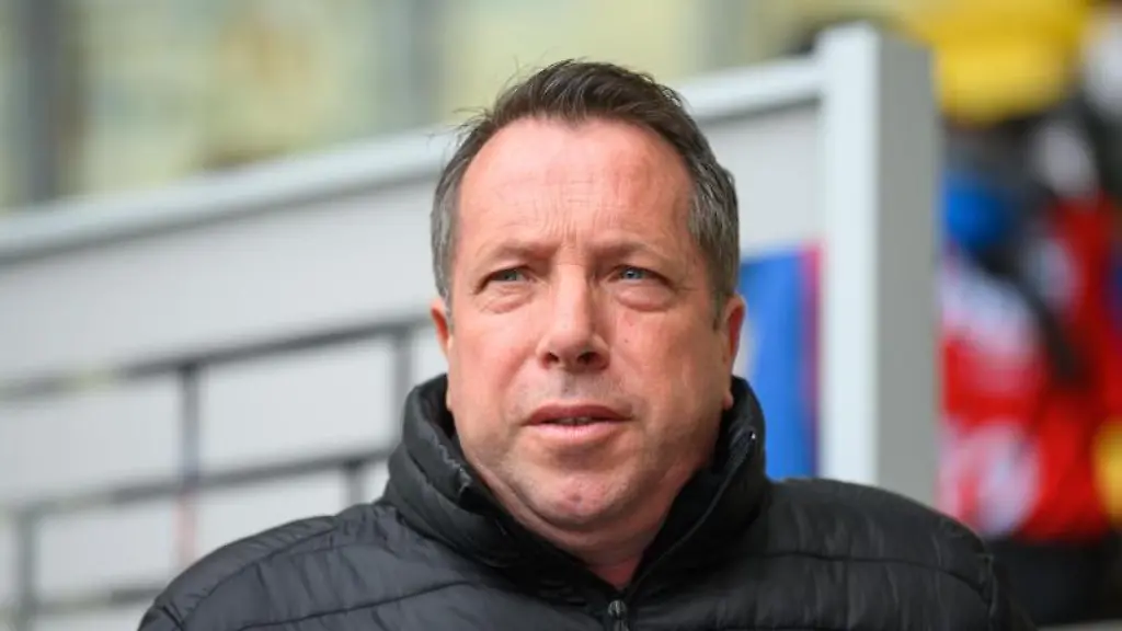 Markus-Kauczinski-steht-vor-Beginn-eines-Spiels-im-Stadion