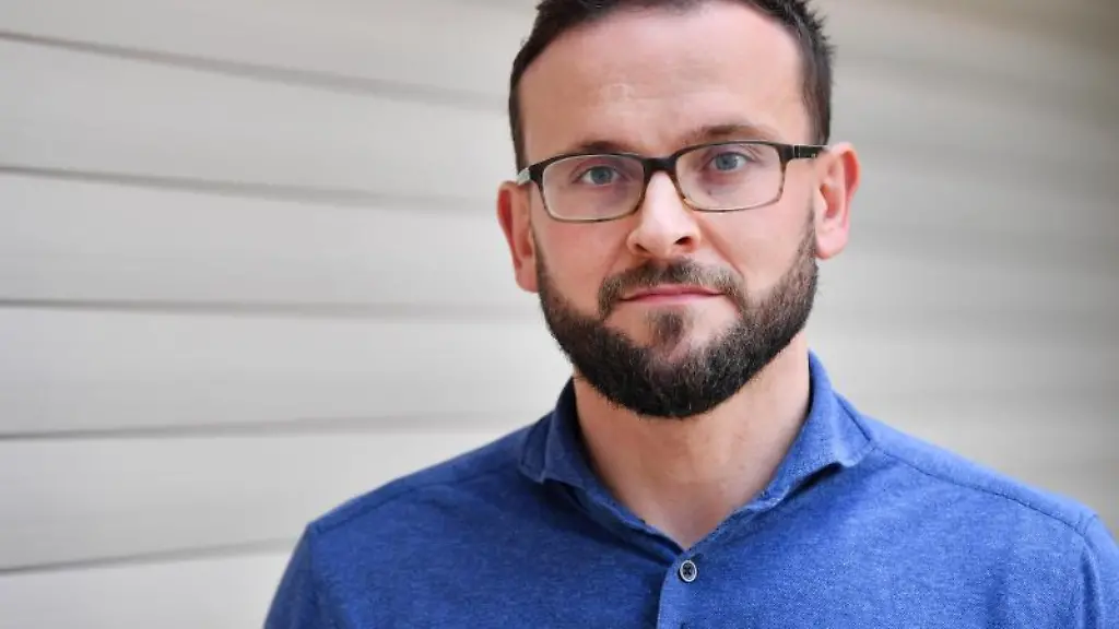 Sebastian-Weiske-von-der-Thueringer-Landesstelle-fuer-Suchtfragen-e-V-steht-vor-seinem-Buero