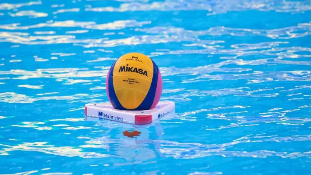 Vor-einem-Wasserball-Spiel-schwimmt-ein-Ball-auf-dem-Wasser