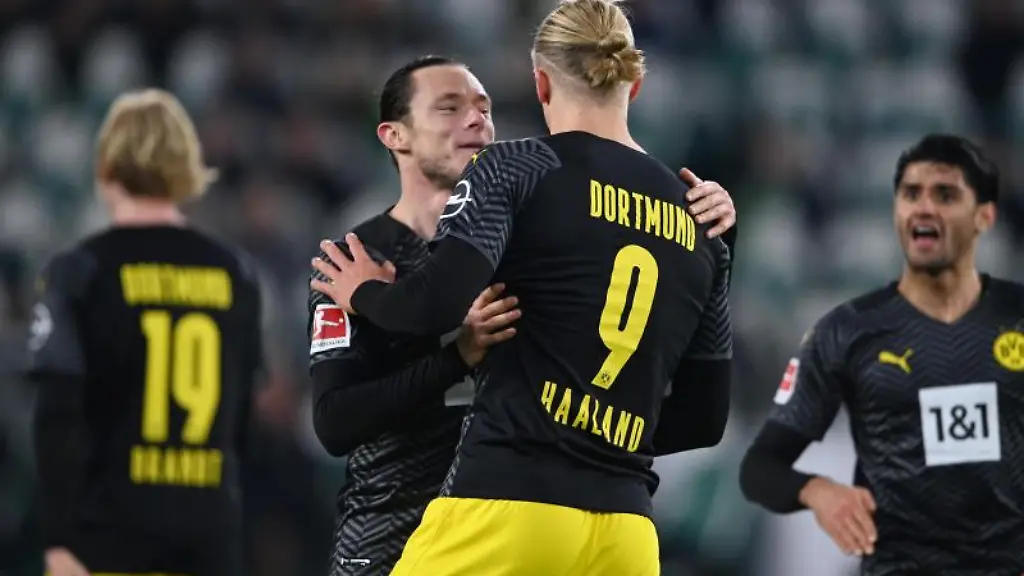 Erling-Haaland-bejubelt-sein-Tor-zum-1-3-mit-Nico-Schulz-und-Mahmoud-Dahoud-r