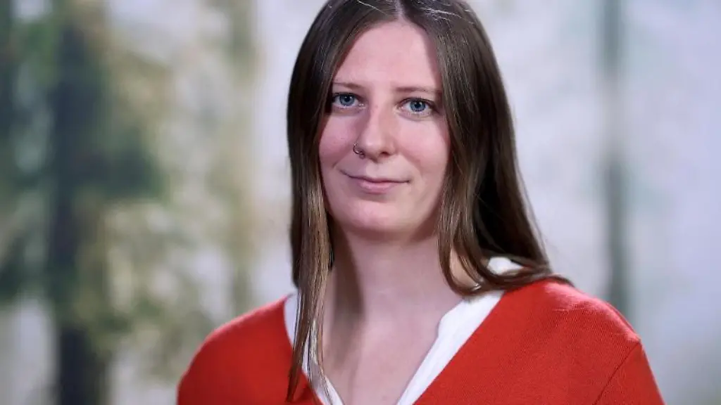 Madeleine-Linke-schaut-in-die-Kamera