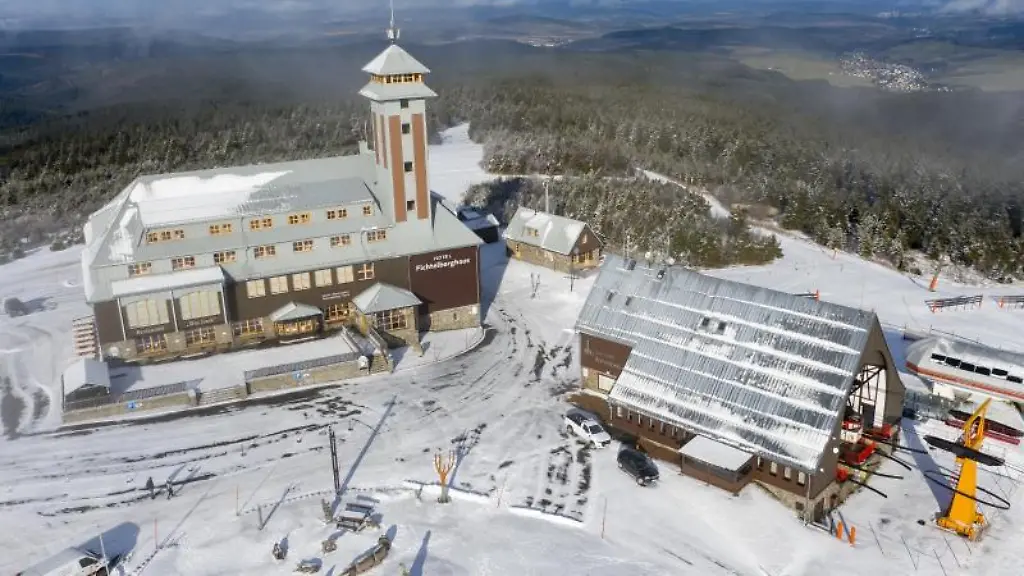 Eine-Schneeschicht-liegt-auf-dem-Gipfel-des-Fichtelbergs