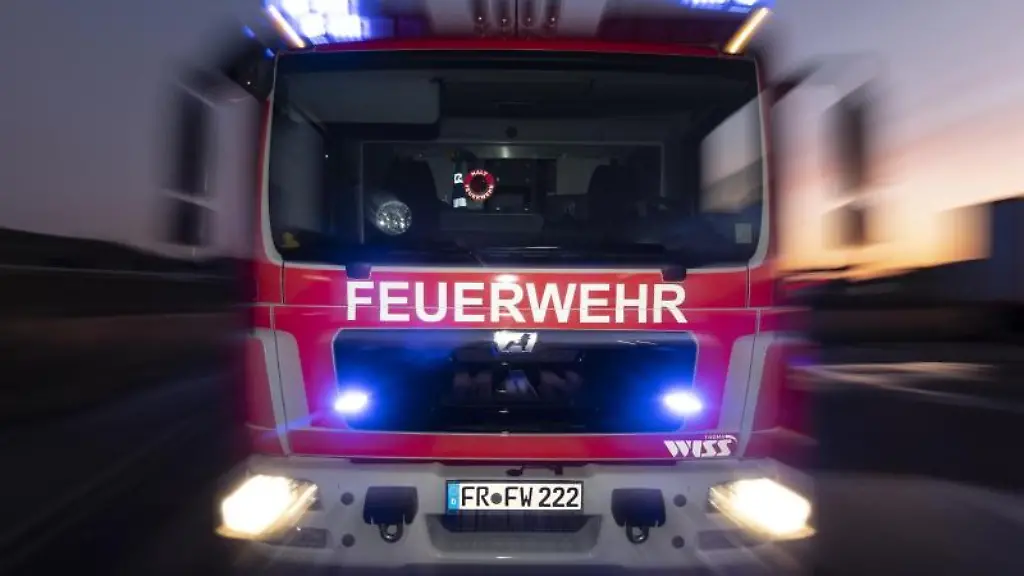 Ein-Feuerwehrfahrzeug-steht-mit-eingeschaltetem-Blaulicht-auf-einer-Strasse