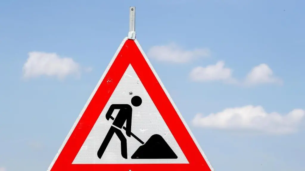 Ein-Schild-weist-auf-eine-Baustelle-hin