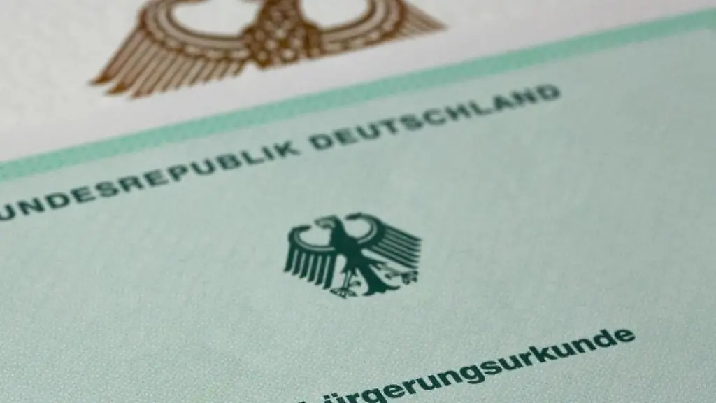 Eine-Einbuergerungsurkunde-der-Bundesrepublik-Deutschland-liegt-auf-einem-Tisch
