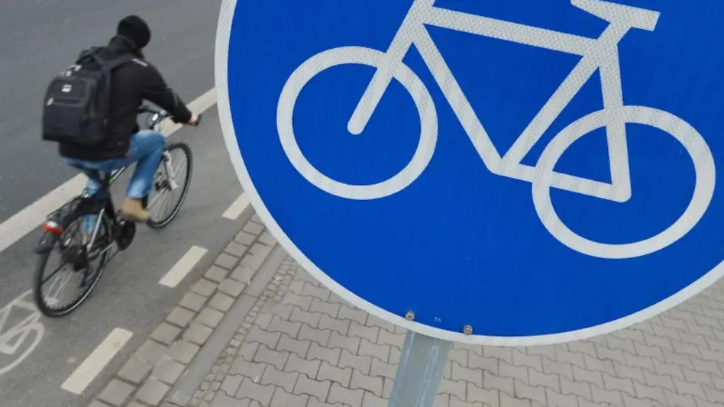 Ein-Mann-faehrt-mit-seinem-Fahrrad-auf-einem-mit-einem-Verkehrsschild-gekennzeichneten-Radweg
