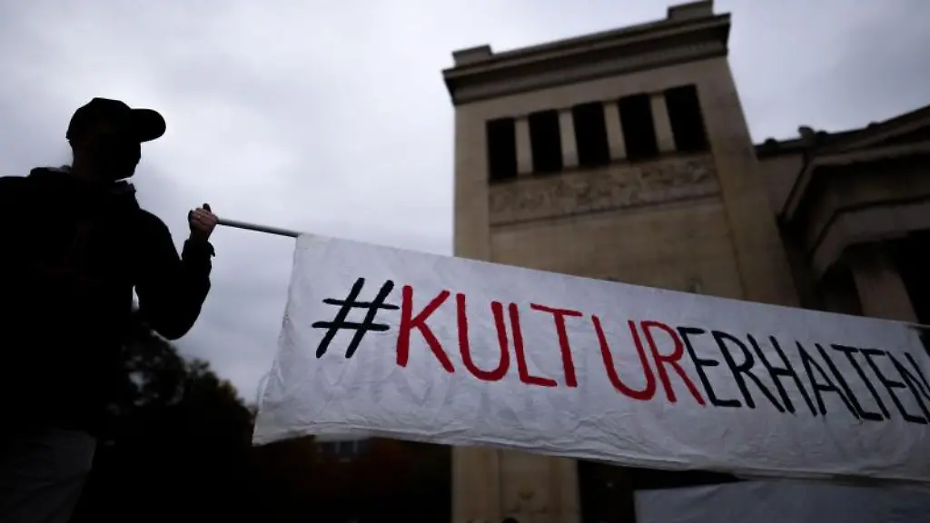 Zwei-Maenner-halten-auf-dem-Koenigsplatz-in-Muenchen-ein-Banner-mit-der-Aufschrift-KulturErhalten