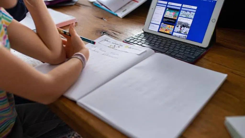 Eine-7-jaehrige-Erstklaesslerin-sitzt-vor-einem-iPad