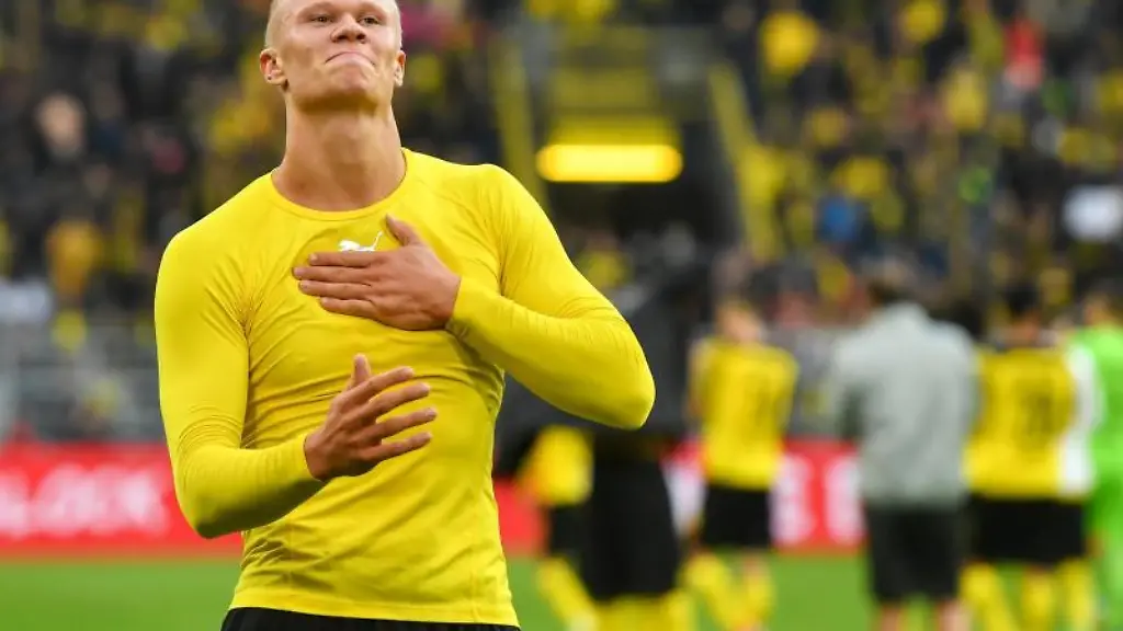 Dortmunds-Stuermer-Erling-Haaland-jubelt-nach-dem-Spiel