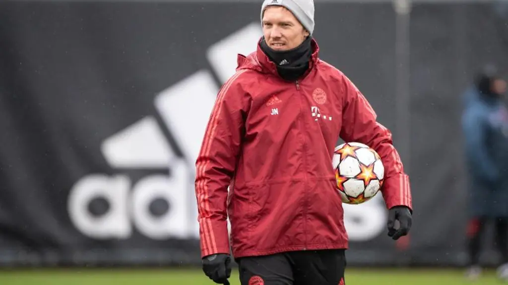Trainer-Julian-Nagelsmann-vom-FC-Bayern-Muenchen-beobachtet-das-Training