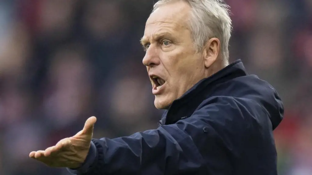 Freiburgs-Trainer-Christian-Streich-gestikuliert